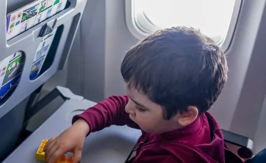 Putovanje avionom sa decom: kompletan vodič za roditelje